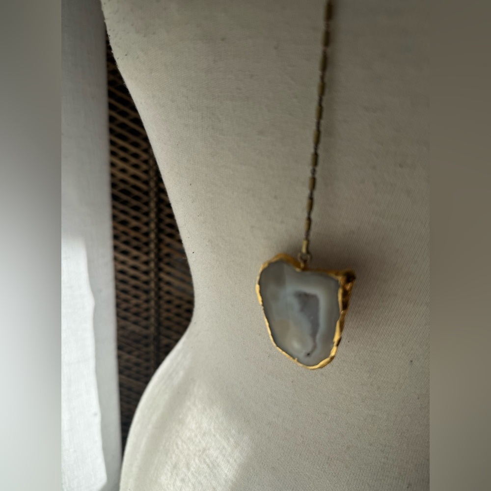 Gem‎ stone Elegant Gold Color White Pendant Necklace - Picture 2 of 5